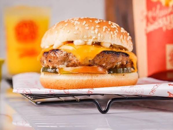Mengenal Perbedaan Burger Sapi dan Burger Ayam dari Segi Rasa